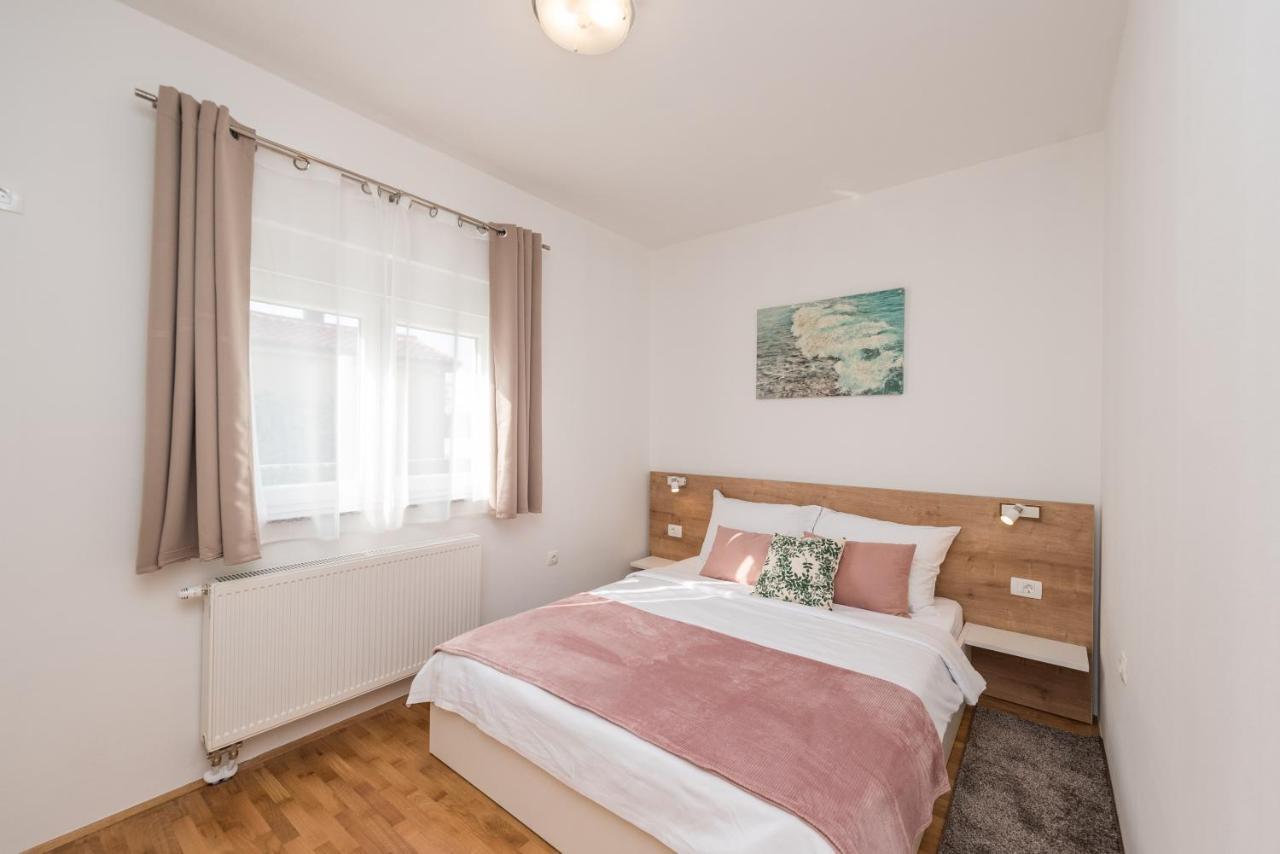 Villa Petra S Bazenom, Rostiljem I Parkingom Zára Kültér fotó