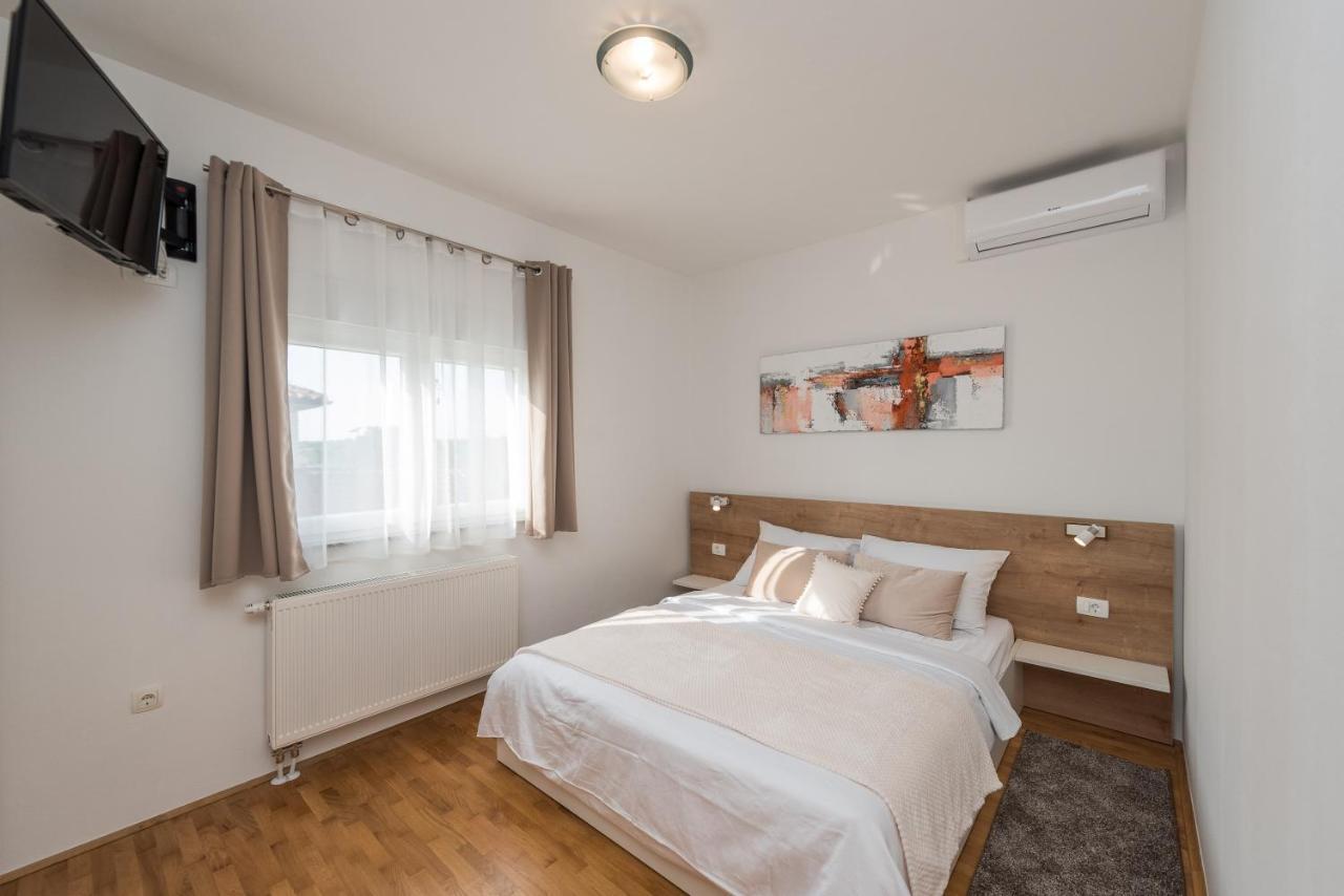 Villa Petra S Bazenom, Rostiljem I Parkingom Zára Kültér fotó