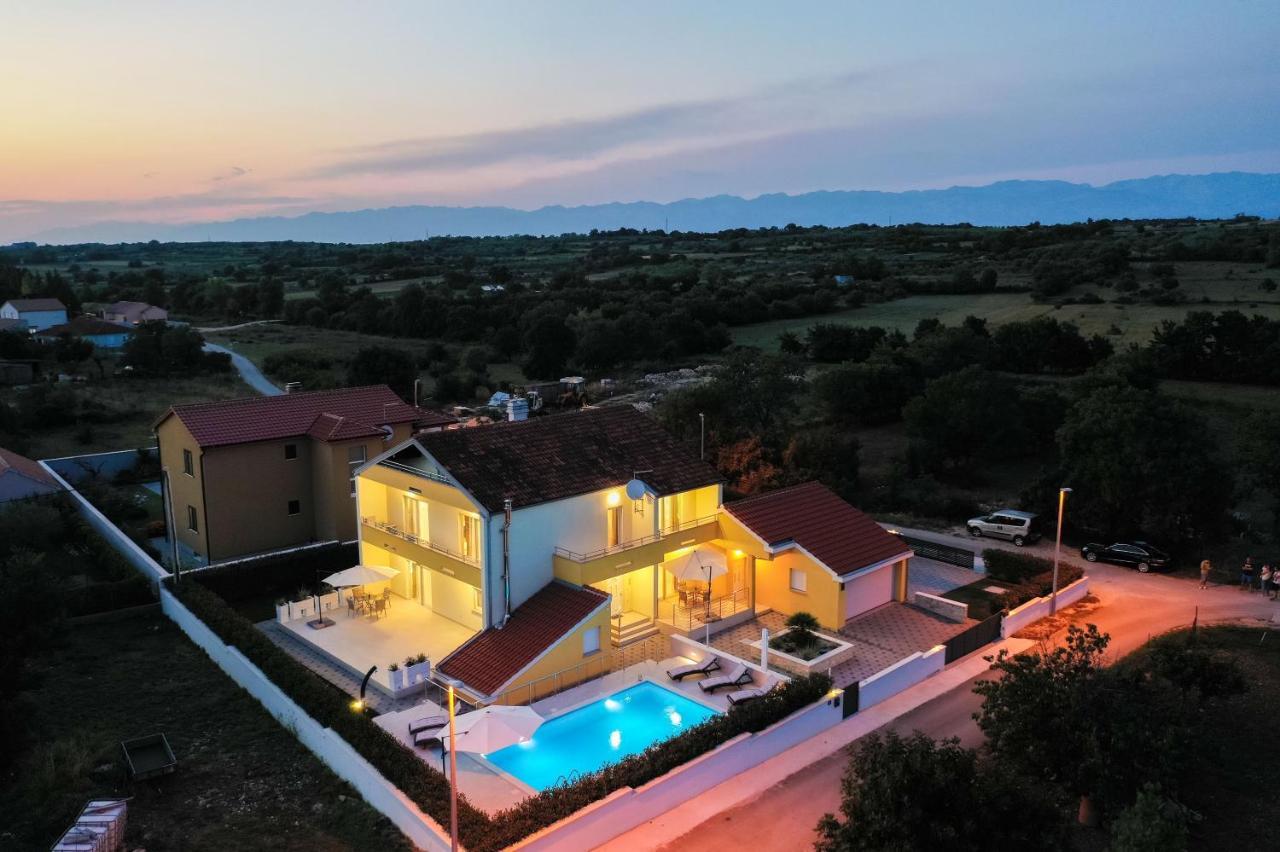 Villa Petra S Bazenom, Rostiljem I Parkingom Zára Kültér fotó