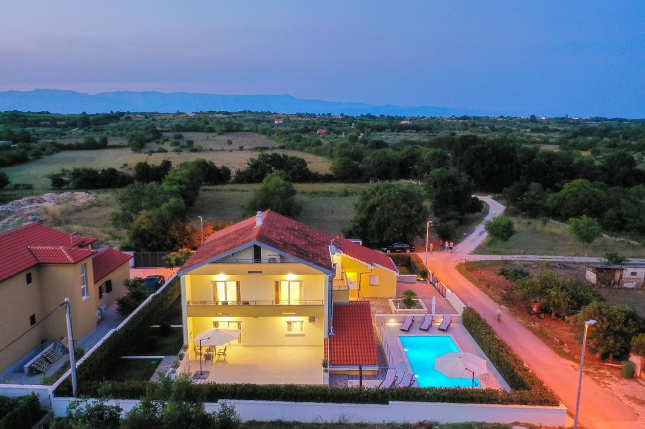 Villa Petra S Bazenom, Rostiljem I Parkingom Zára Kültér fotó