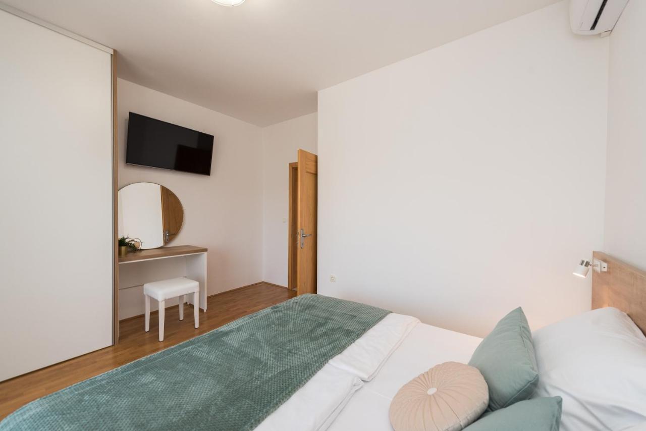 Villa Petra S Bazenom, Rostiljem I Parkingom Zára Kültér fotó